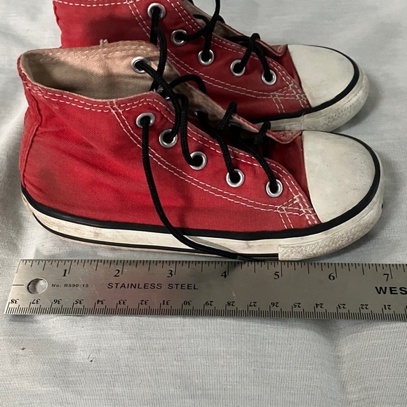 Converse toddler size 9 Kids Red Canvas Chuck Taylor All-stars Sneakers - Picture 16 of 16